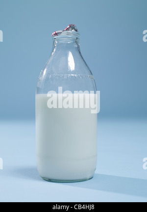 Pinte de lait écrémé semi dans une bouteille Banque D'Images