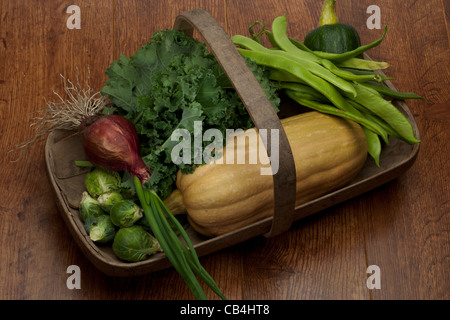 Des légumes frais des trug Banque D'Images