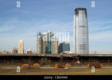L'extrémité sud de la ville de Jersey, New Jersey, USA, Skyline s'élève au-dessus de l'ancien Central Railroad terminal. Banque D'Images