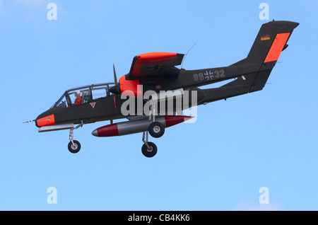 North American OV-10B Bronco, dans la Force aérienne de l'Allemagne, le balisage de l'approche à l'atterrissage à RAF Fairford, UK Banque D'Images