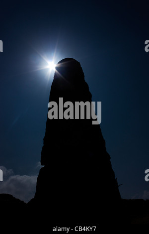 Un sunburst derrière la silhouette d'un peuple ancien de l'obélisque à la place du sacrifice sur les montagnes surplombant l'ancienne Petra Banque D'Images