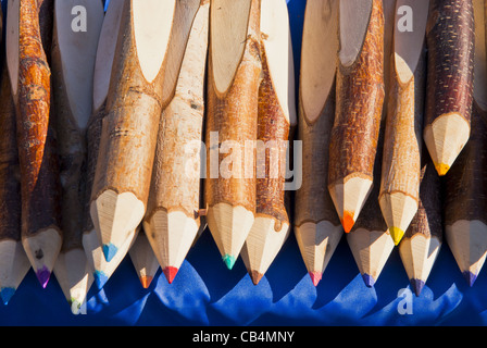 Crayons Jumbo sur le marché aux puces de Moscou. Banque D'Images