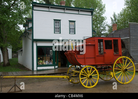 Stage Coach à l'extérieur de l'ancien magasin, Fort Edmonton Park, Edmonton, Alberta, Canada Banque D'Images