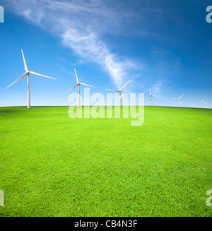 Éoliennes dans un champ vert avec fond de nuage Banque D'Images