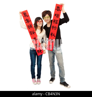 Joyeux Nouvel An chinois. Young couple holding red spring couplets pour lucky Banque D'Images