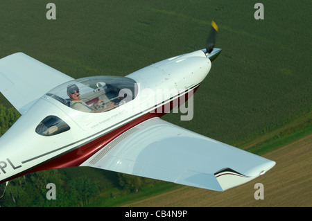 Petit Aerospool LSA Européen sport Turbo Dynamique avion survolant la France Banque D'Images