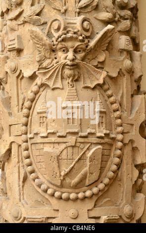 Prague, République tchèque. Détail sur la construction en pierre sculptée dans Rityrska, montrant le bouclier de l'Armoiries de Prague Banque D'Images