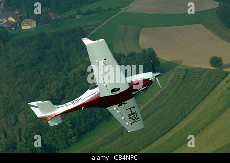 Petit Aerospool LSA Européen sport Turbo Dynamique avion survolant la France Banque D'Images