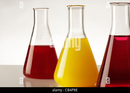 Close up detail des béchers en laboratoire avec du liquide de couleur différente Banque D'Images