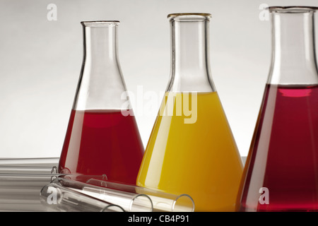 Close up detail des béchers en laboratoire avec du liquide de couleur différente Banque D'Images