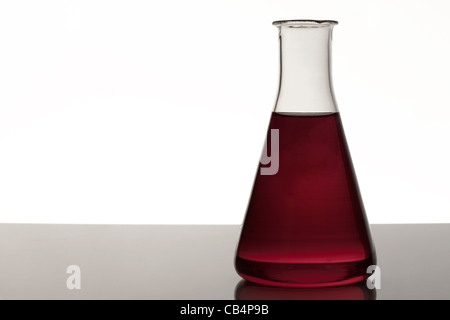 Close up detail des béchers en laboratoire avec du liquide de couleur différente Banque D'Images