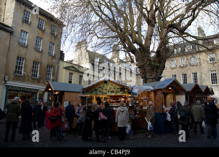 Baignoire Marchés de Noël autour de l'arbre sur l'abbaye de Bath Spa Vert Somerset England United Kingdom Banque D'Images