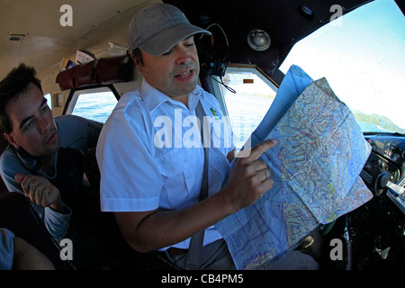 Un pilote d'hydravion explique la route à prendre à l'île de Vancouver Banque D'Images