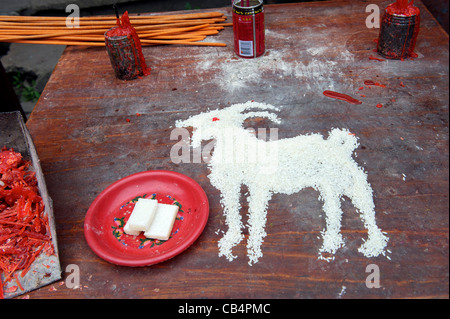 Moutons - un animal symbolique de l'année de naissance - fait avec du riz à un temple Taoïste pendant Xiayuan Festival, en Chine. 2011 Banque D'Images