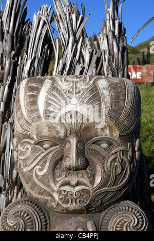 Détail de la sculpture Maori en dehors de Maniaroa marae. Awakino, King Pays, la Nouvelle-Zélande, de l'Australasie Banque D'Images