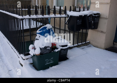 Boîtes de recyclage couverte de neige dans une rue de Spa Bath, Somerset England United Kingdom Banque D'Images