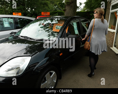 Man Ford Fiesta acheter sa première voiture Banque D'Images