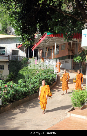 Wat Tham Seua laissant des moines (Tiger Cave temple) après une séance de chant tôt le matin. Krabi, Thaïlande, Asie du Sud, Asie Banque D'Images