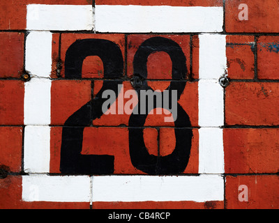 Numéro de maison 28 peint sur mur extérieur Banque D'Images