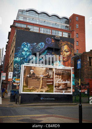 Photo murale avec Clarks billboard annonce dans le Nord de l'Trimestre Manchester UK Banque D'Images