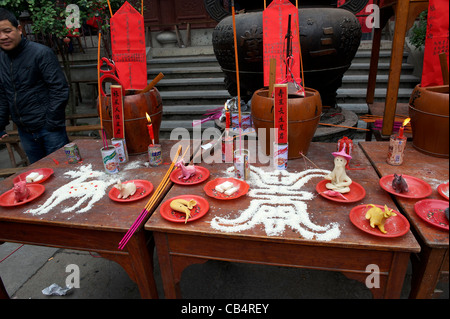 Des sacrifices sont offerts au cours de Xiayuan Festival dans un temple Taoïste de Taizhou, Zhejiang, Chine. 11-Nov-2011 Banque D'Images