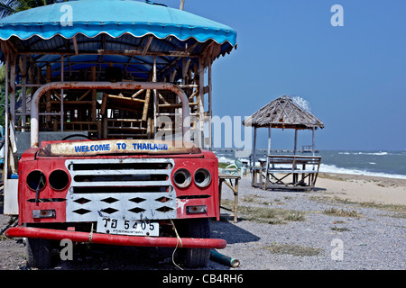 Véhicule rouillé et abandonné sur la plage avec le signe ironique « Bienvenue en Thaïlande ». S. E. Asie Banque D'Images