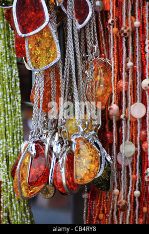 Belle couleur rouge collier pierre précieuse - personne ne l'arrière-plan Banque D'Images