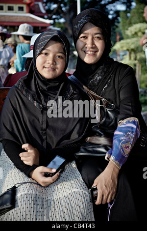 Mère et enfant musulmans en port de tête hijab traditionnel. Thaïlande Asie du Sud-est. Banque D'Images