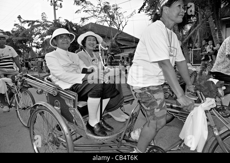 Vintage Thaïlande personnes. Couple thaïlandais vêtu d'une balade en costume de 1911 dans la procession célébrant le 100th anniversaire de la gare de Hua Hin. Banque D'Images