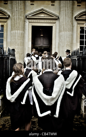 Les diplômés d'université à Cambridge habillés dans des robes de graduation day Banque D'Images