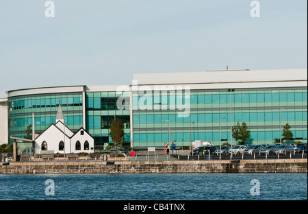 Les quais de la zone portuaire de Swansea Nouveaux développements South Wales UK Banque D'Images