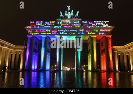 Les mots pour la paix en 42 langues sont projetés sur la porte de Brandebourg à Berlin, Allemagne. Banque D'Images