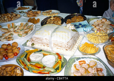 Gâteau et cuisine de fête sur une table Banque D'Images