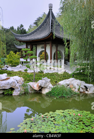 Terrasse de l'Jade miroir, jardin chinois, le Jardin botanique de Huntington. Les ouvertures circulaires imiter la lune Banque D'Images