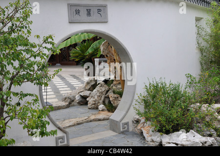 Lune ouverture dans un mur dans le jardin chinois, le Jardin botanique de Huntington, San Marino, Californie Banque D'Images