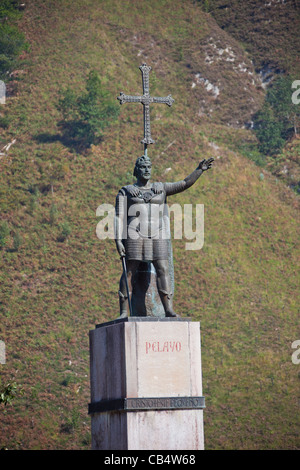 Statue de Pelayo en dehors de la basilique de Covadonga , Asturies, au nord-ouest de l'Espagne Europe 111591 Espagne Banque D'Images