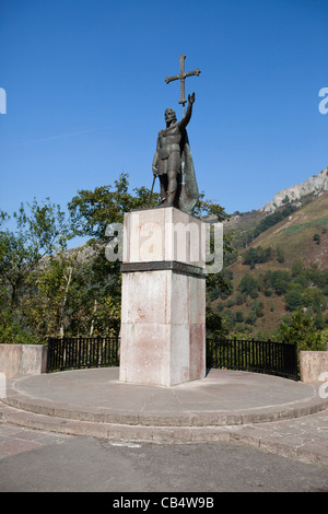 Statue de Pelayo Covadonga Asturies , La Cathédrale de l'extérieur, le nord-ouest de l'Espagne Europe 111598 Espagne Banque D'Images