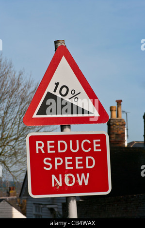 Colline 10 % rampe, réduire la vitesse du trafic routier britannique maintenant signer signe Banque D'Images