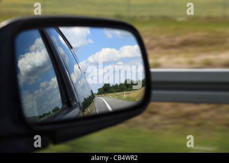 Road se reflétant dans les miroirs d'une voiture weda Banque D'Images