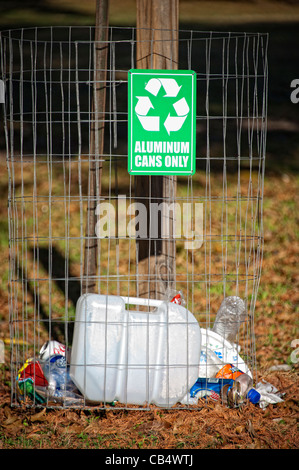 Signe de recyclage des canettes d'aluminium seulement Banque D'Images