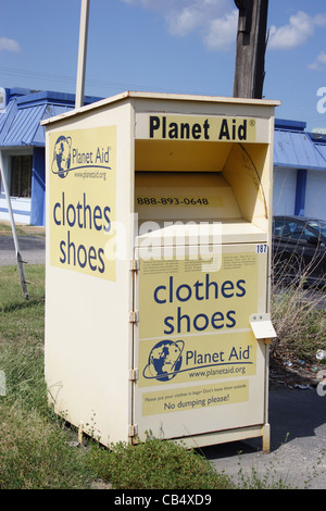 Don bin pour les vêtements et chaussures pour les pauvres, à Richmond, en Virginie. Banque D'Images