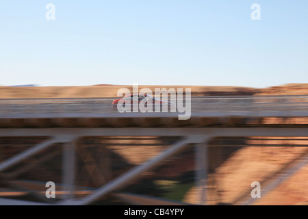 Flou de mouvement pan de voiture roulant à travers le Navajo Bridge, l'Arizona, au sud-ouest, sud-ouest, sud-ouest, Banque D'Images