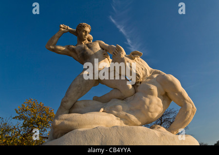 Thésée combattant le Minotaure statue par Etienne Jules Ramey dans le jardins des Tuileries Paris France Banque D'Images