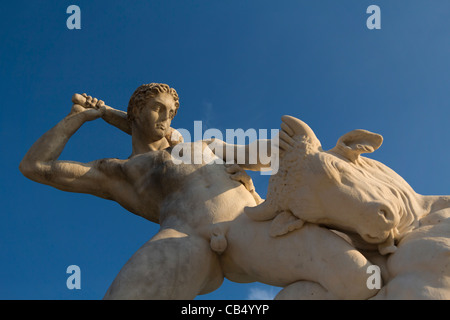 Thésée combattant le Minotaure statue par Etienne Jules Ramey dans le jardins des Tuileries Paris France Banque D'Images