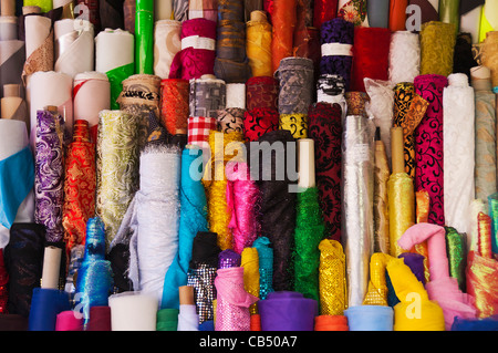 Les rouleaux de tissu coloré dans la rue Banque D'Images