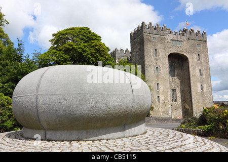 La sculpture moderne à l'extérieur du château de Bunratty, comté de Clare, Irlande Banque D'Images