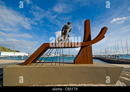 EUROPE PORTUGAL AÇORES Terceira Praia da Vitoria monument aux pêcheurs sur le port Banque D'Images