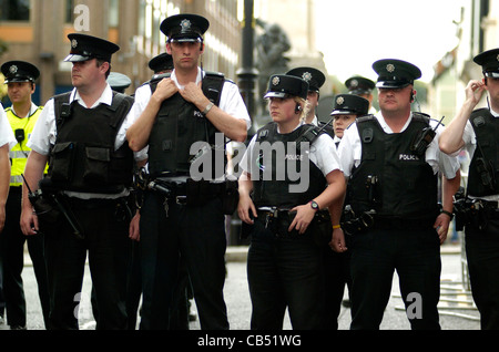 Responsables de PSNI parade loyaliste à Londonderry, en Irlande du Nord. Banque D'Images