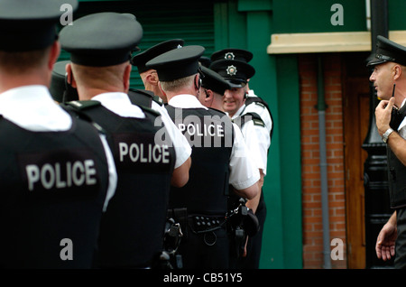 Agents PSNI de service durant une parade loyaliste à Londonderry, en Irlande du Nord. Banque D'Images