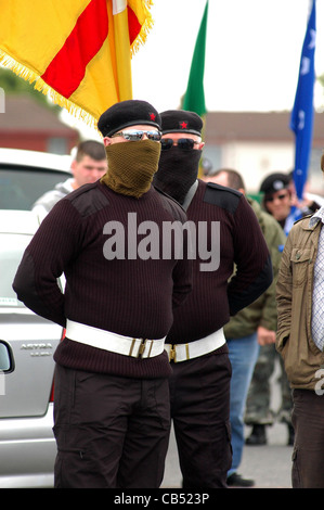 Les membres de l'Armée de libération nationaliste irlandais (AIDN) assister à une parade républicaine à Londonderry, en Irlande du Nord. Banque D'Images